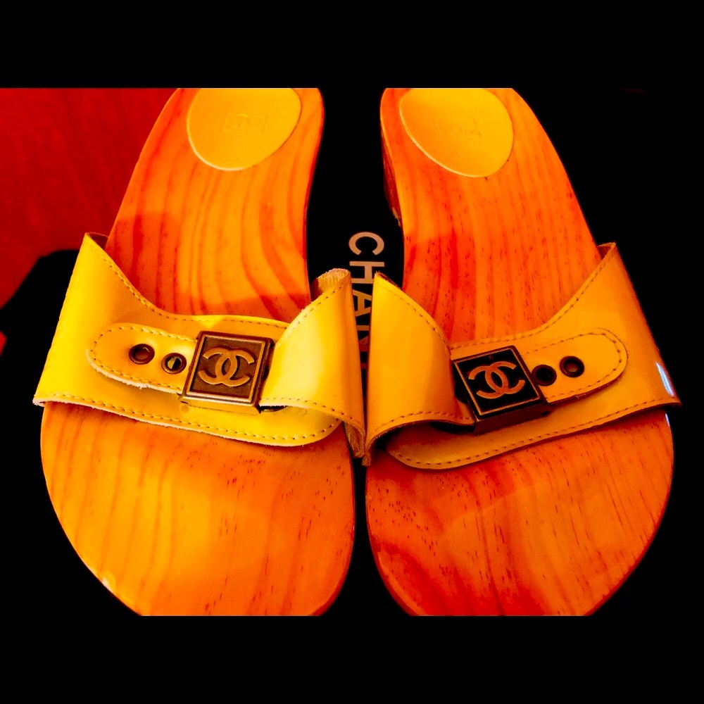 🌺Authentic Chanel Yellow Patent Leather Slides🌺